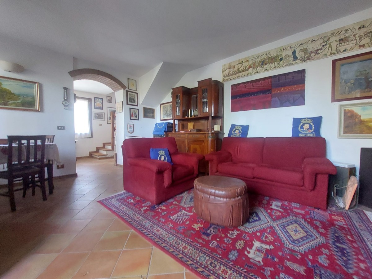 PORZIONE DI CASA in zona Casina a Casina