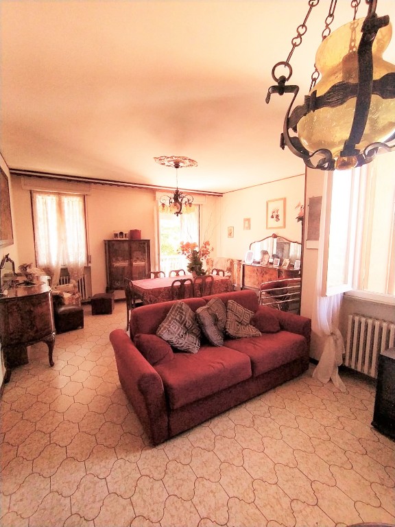 APPARTAMENTO 2 CAMERE in zona Casina a Casina