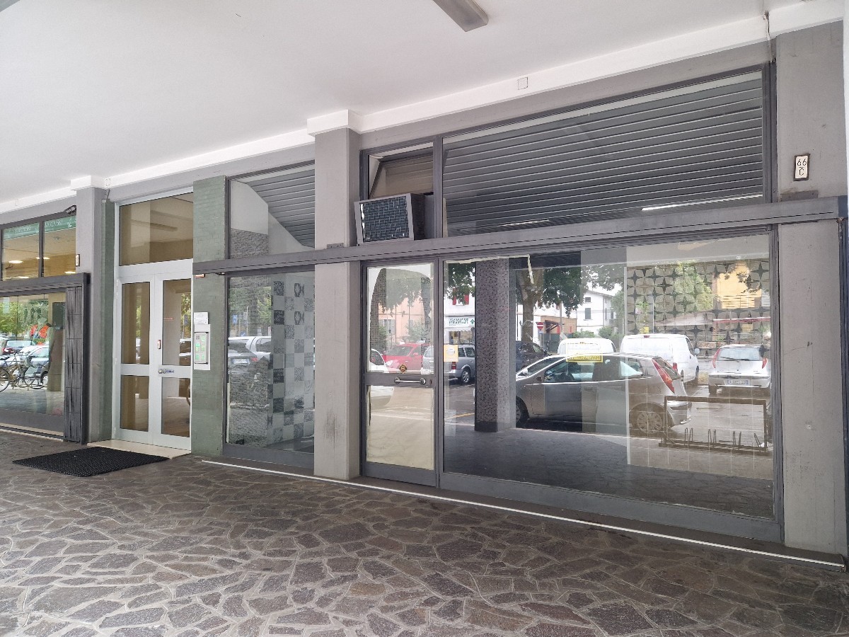 NEGOZIO in zona Ospizio a Reggio Emilia