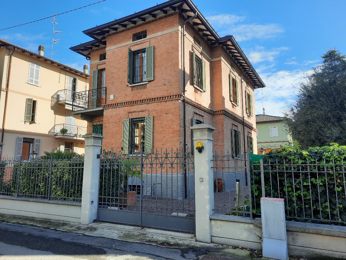 VILLA in zona Regina Pacis a Reggio Emilia