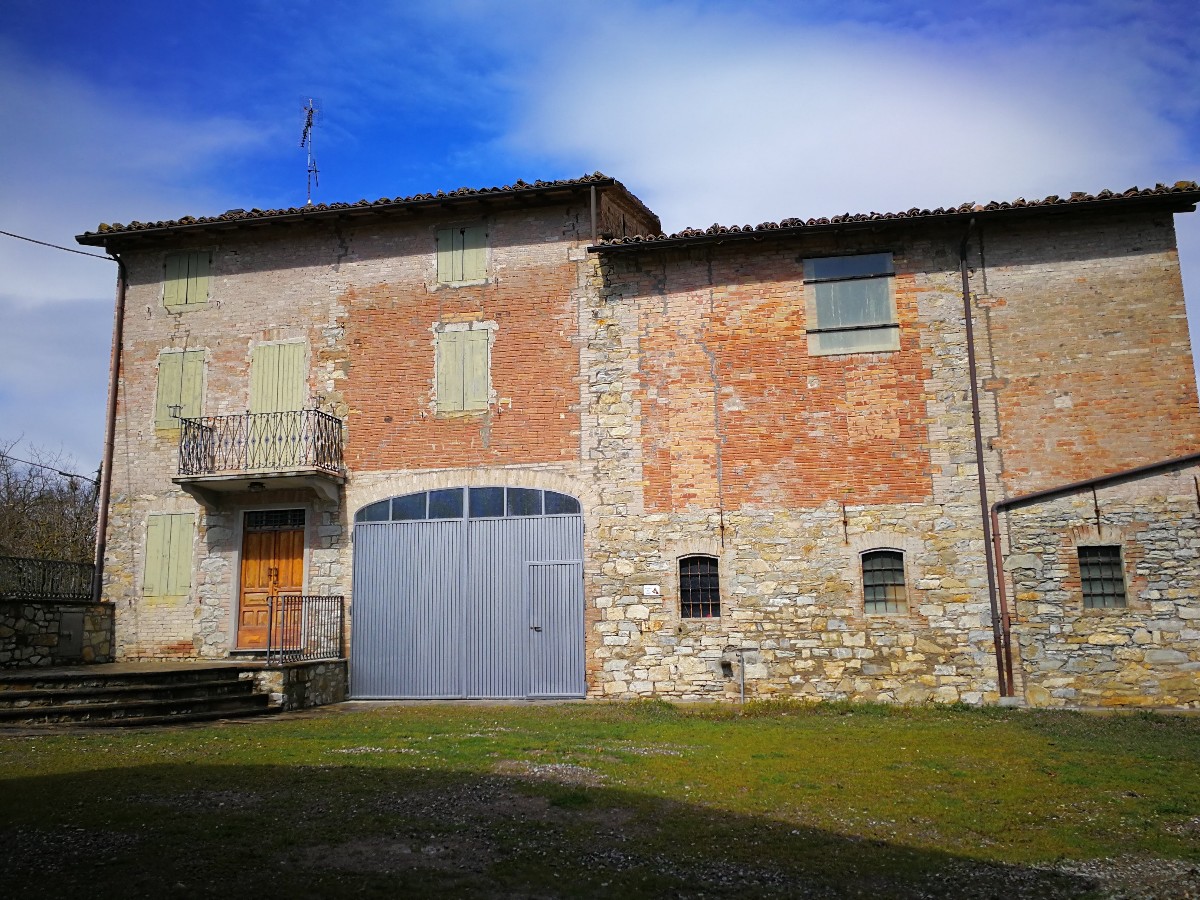 CASA COLONICA in zona Ciano d’Enza a Canossa