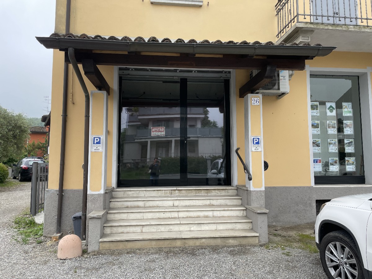 NEGOZIO in zona Montecavolo a Quattro Castella