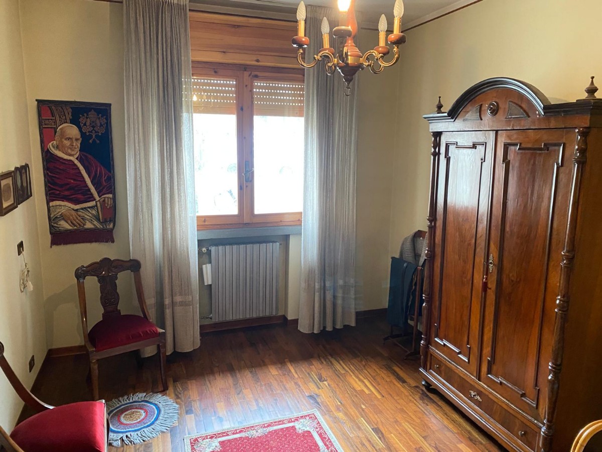 SCHIERA CENTRALE in zona Casina a Casina