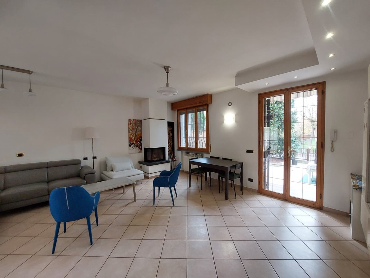 SCHIERA CENTRALE in zona Albinea  a Albinea