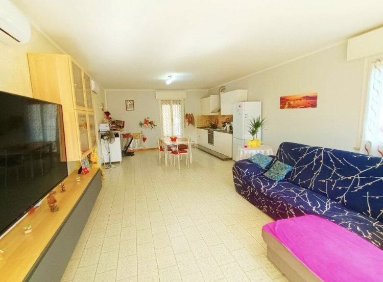 APPARTAMENTO 3 CAMERE in zona Vetto a Vetto