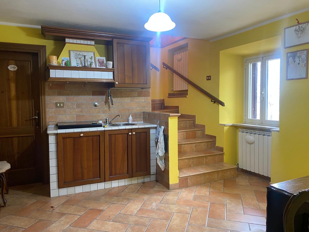 PORZIONE DI CASA in zona Vetto a Vetto