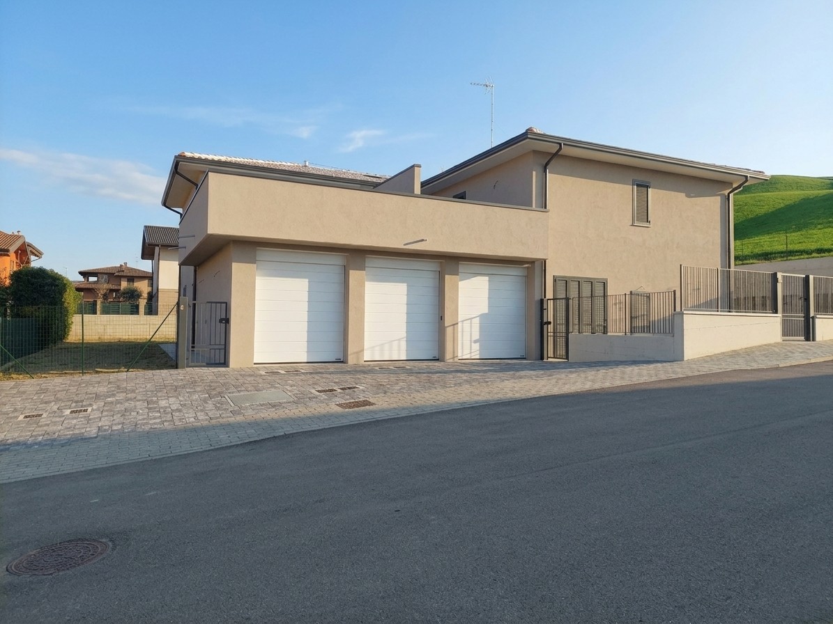 VILLA ABBINATA in zona Sedrio a Vezzano sul Crostolo
