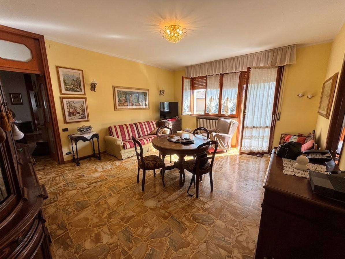 APPARTAMENTO 3 CAMERE in zona Casina a Casina