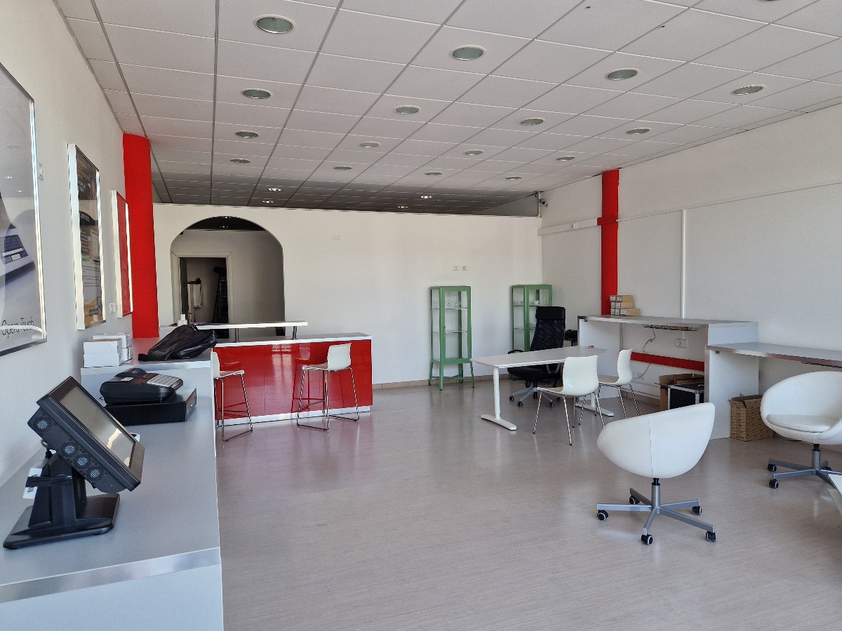 NEGOZIO in zona Meridiana a Reggio Emilia