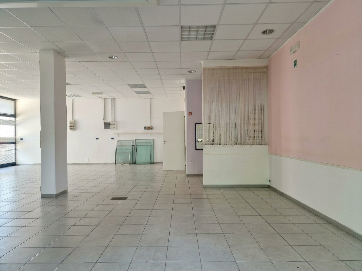 NEGOZIO in zona Quinzio a Reggio Emilia
